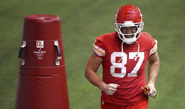 Travis Kelce ostavlja navijače Chiefsa zbunjenim bizarnim ponašanjem na treningu