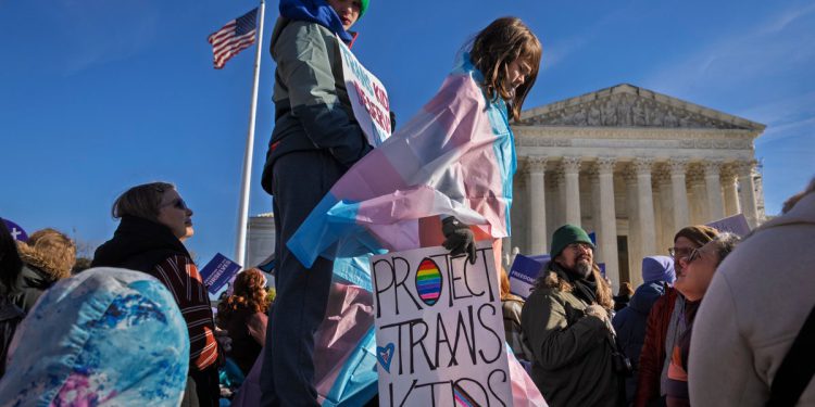 Trump cilja skrb o rodu za trans Amerikance mlađe od 19 godina u najnovijem izvršnom nalogu