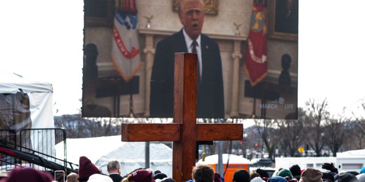 Trump je obećao da će pobačaj prepustiti državama. Prvi tjedan je ograničio ciljajući reproduktivna prava