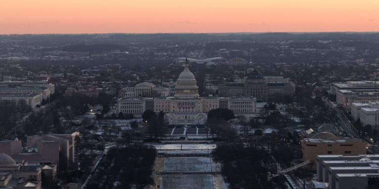 Trump je položio prisegu i postao novi predsjednik SAD-a! Evo što je rekao. UŽIVO