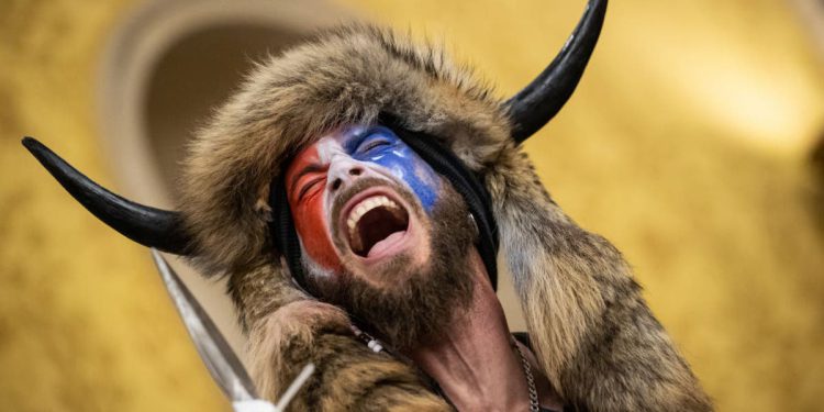 Trump je pomilovao ‘QAnon Shamana’ Jacoba Chansleya