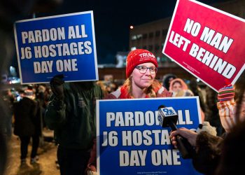 Trump koristi Bidenova pomilovanja kako bi obranio oslobađanje nasilnih pobunjenika 6. siječnja