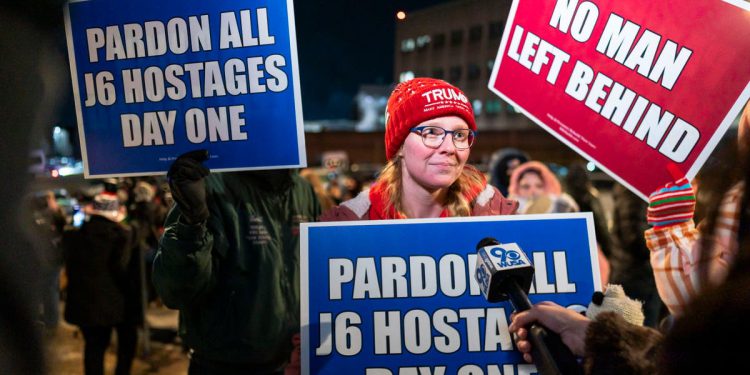 Trump koristi Bidenova pomilovanja kako bi obranio oslobađanje nasilnih pobunjenika 6. siječnja