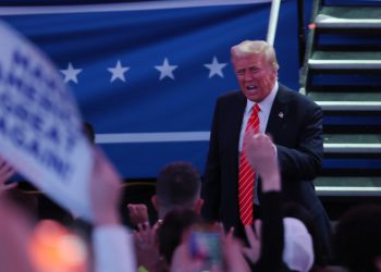 Trump obećava da će poništiti Bidenove ‘budalaste’ naredbe — RT World News