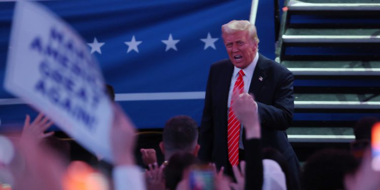 Trump obećava da će poništiti Bidenove ‘budalaste’ naredbe — RT World News