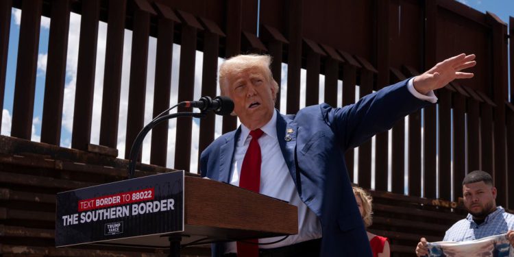 Trump pokušava zatvoriti granicu dok njegov car ‘smanjuje’ očekivanja masovnih deportacija