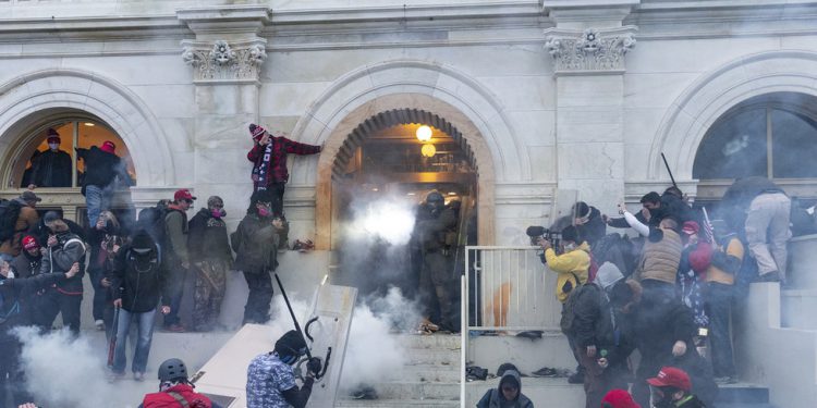 Trump pomilovao izgrednike 6. siječnja — RT World News