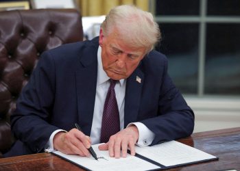 Trump potpisuje naredbe zabrane “radikalne rodne ideologije”, DEI u vojsci