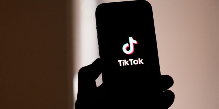 Trump predstavio plan spašavanja TikToka — RT World News