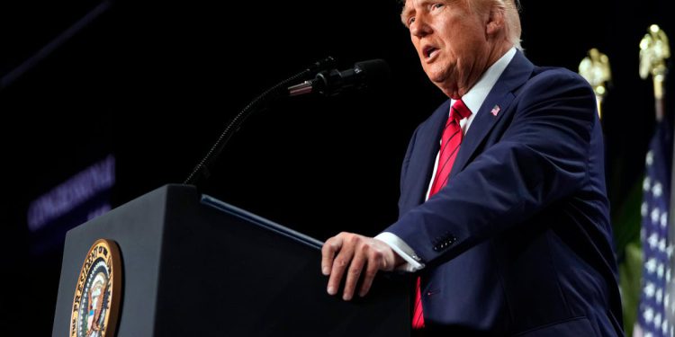 Trump prijeti izgnanstvu za Amerikance koji su ‘ponovni prijestupnici’ i ‘nasilni kriminalci’