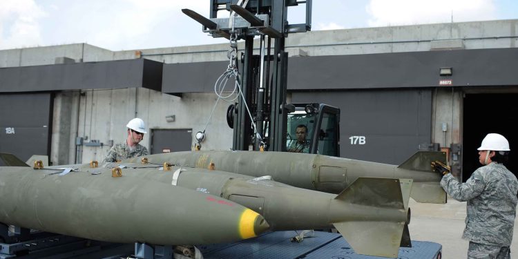 Trump šalje u Izrael svo blokirano oružje: Čak 1800 bombi od 900 kg