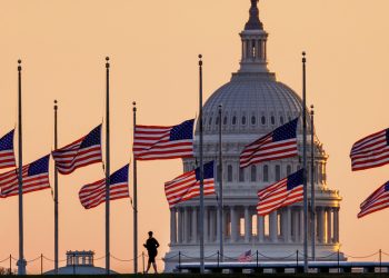 Trump se ljuti zbog američkih zastava na pola koplja na svojoj inauguraciji — RT World News
