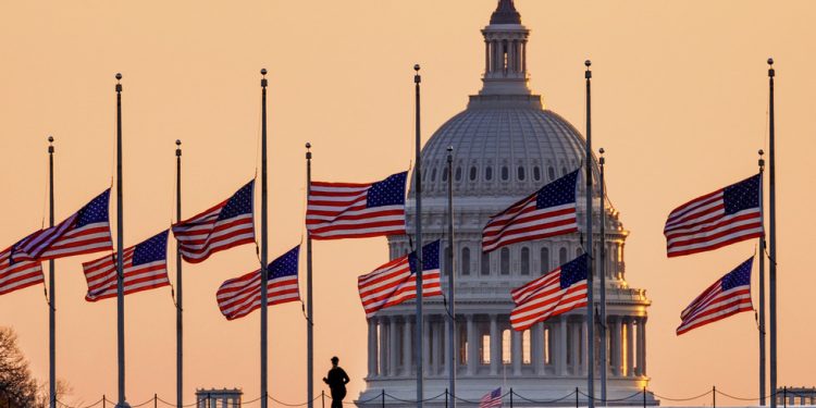 Trump se ljuti zbog američkih zastava na pola koplja na svojoj inauguraciji — RT World News