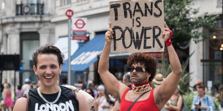 Trump ukida prava transrodnih osoba i DEI — RT World News