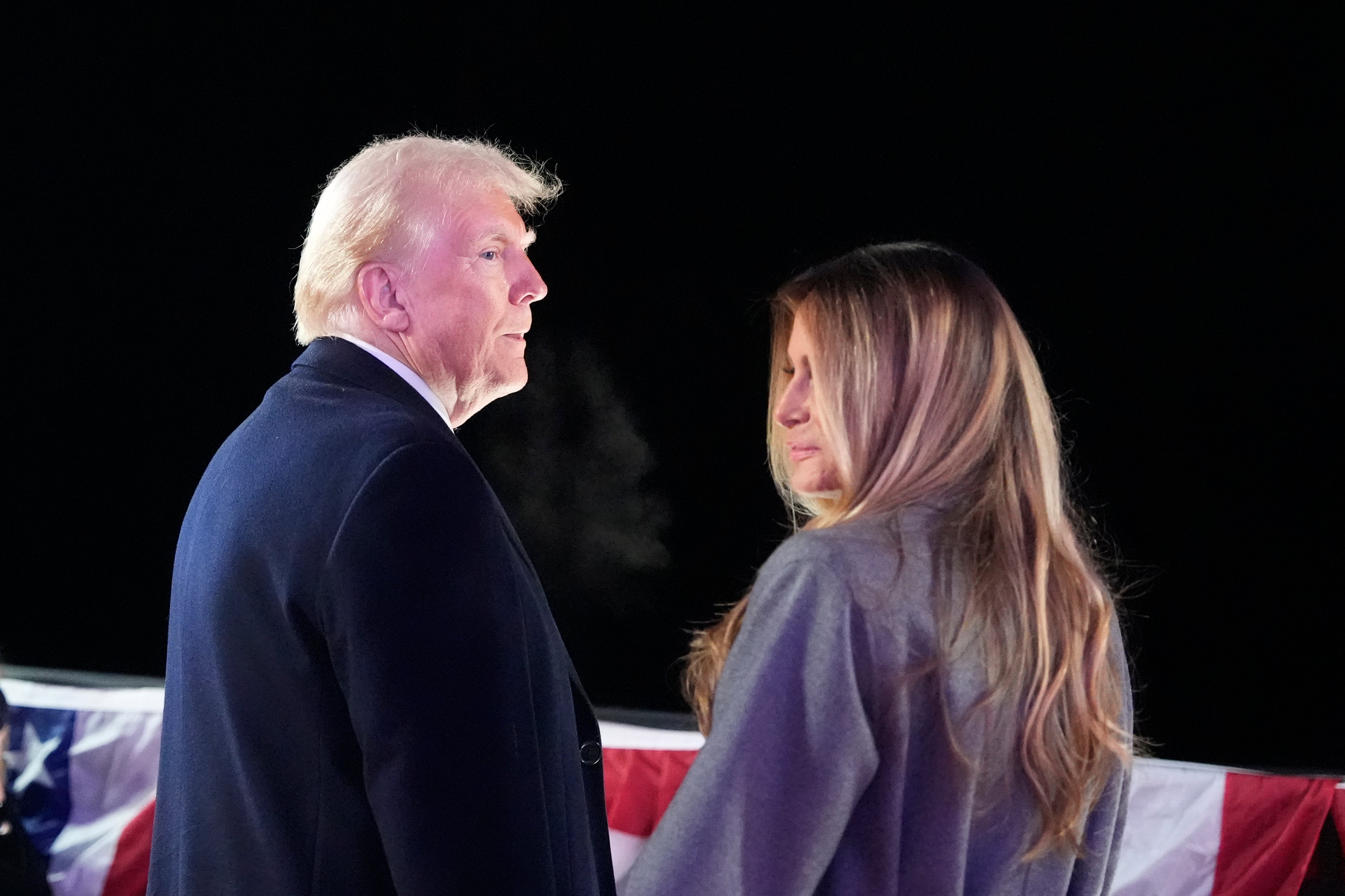 Novoizabrani predsjednik Donald Trump, Melania Trump i obitelj gledaju vatromet u Trump National Golf Clubu u Virginiji u subotu navečer