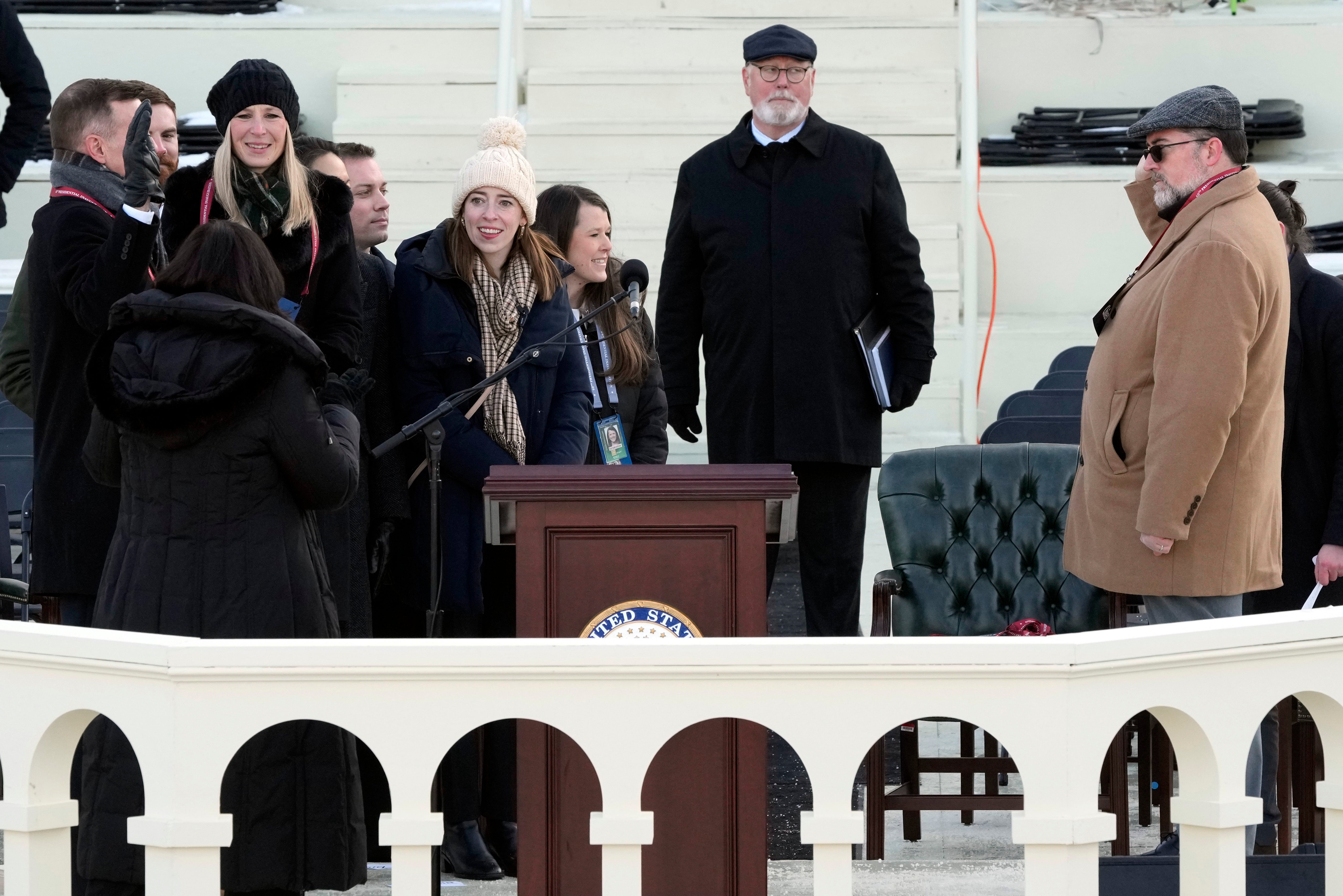 Zamjenski pripravnici uvježbavaju prisegu novoizabranog predsjednika Donalda Trumpa na zapadnom pročelju američkog Kapitola uoči nadolazeće inauguracije, u nedjelju, 12. siječnja 2025., u Washingtonu