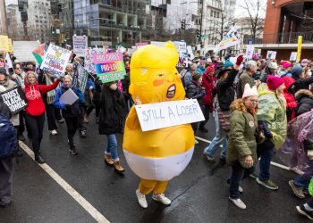 Trumpova inauguracija premještena unutra zbog hladnog vremena dok se velike gomile okupljaju u Washingtonu na prosvjedima: ažuriranja uživo