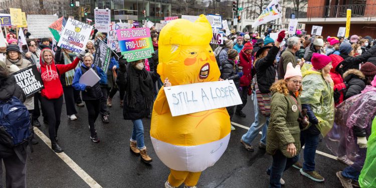 Trumpova inauguracija premještena unutra zbog hladnog vremena dok se velike gomile okupljaju u Washingtonu na prosvjedima: ažuriranja uživo