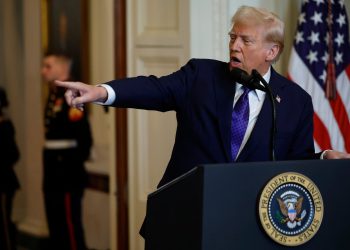 Trumpova ocjena neodobravanja skače nakon blitza izvršnih naloga