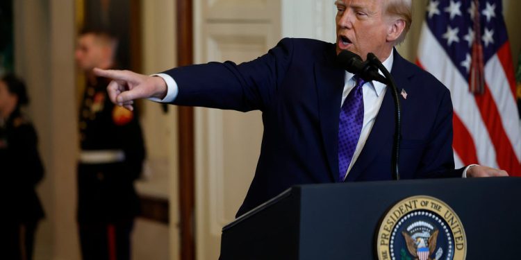 Trumpova ocjena neodobravanja skače nakon blitza izvršnih naloga