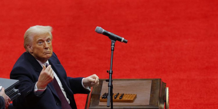 Trumpove izvršne uredbe prvog dana usmjerene su na imigraciju, prava transrodnih osoba i bušenje nafte. Ono što znamo