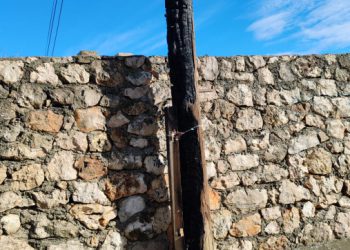 U Komajskoj ulici vatra napravila veliku štetu na telefonskom stupu (FOTO)