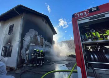 U garaži kuće kod Rijeke izgorjeli auto i motor