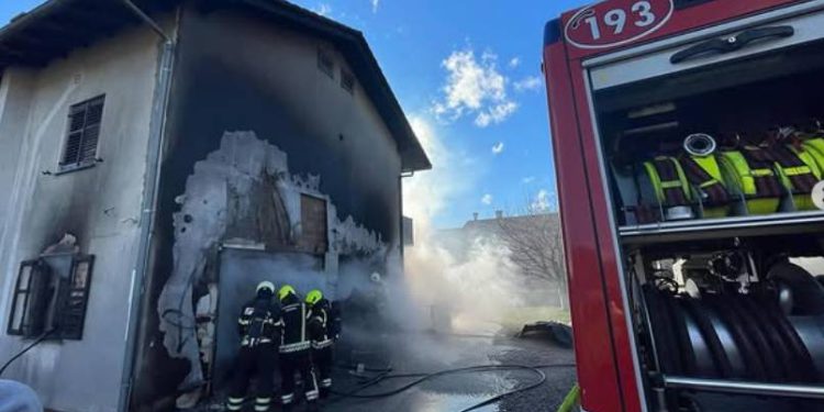 U garaži kuće kod Rijeke izgorjeli auto i motor