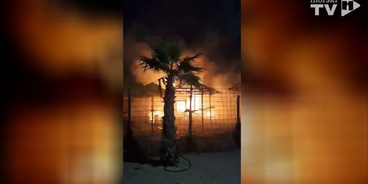 U potpunosti izgorio Beach bar Lux u Peroju