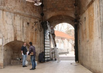 U siječanjskoj pauzi od mnoštva turista, pituravaju se Vrata od Pila