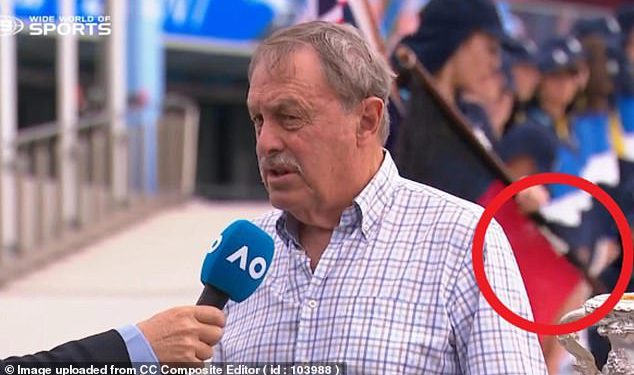 U vezi s trenutkom kada se djevojka sruši pred kamerom prije utakmice na Australian Openu