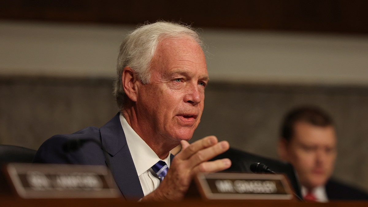 Američki senator Ron Johnson koji govori tijekom saslušanja Senatskog odbora