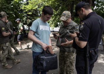 Ukrajinski časnici za novačenje gase nevoljne ročnike – mediji — RT Rusija i bivši Sovjetski Savez