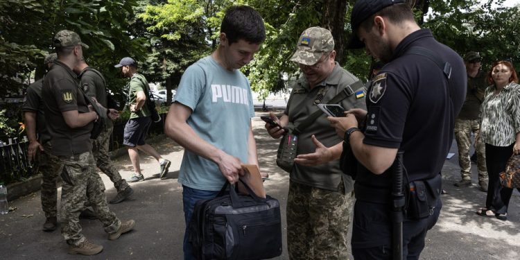 Ukrajinski časnici za novačenje gase nevoljne ročnike – mediji — RT Rusija i bivši Sovjetski Savez