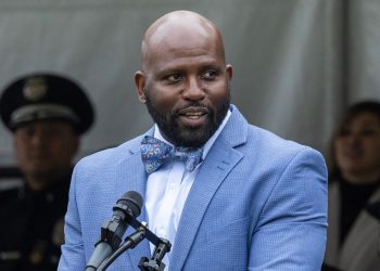 Ured gradonačelnika LA-a šuti o zamjeniku koji je bio zadužen za vatrogasce, pušten na dopust zbog navodne prijetnje bombom