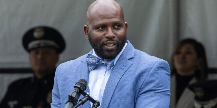 Ured gradonačelnika LA-a šuti o zamjeniku koji je bio zadužen za vatrogasce, pušten na dopust zbog navodne prijetnje bombom