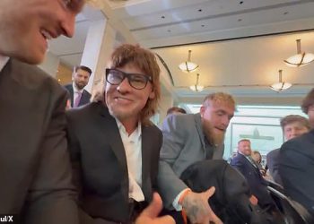 Urnebesni trenutak Theo Von slučajno padne unatrag i razbije stolicu na inauguraciji Donalda Trumpa