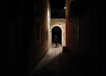 Užas u dalmatinskom gradu: Zaskočio je iz mraka i zadao joj teške ozljede