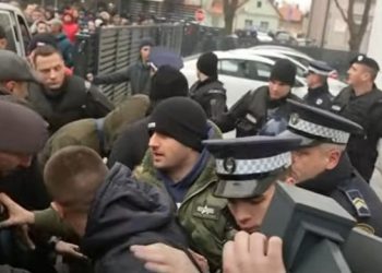 VIDEO Građani se sukobili s policijom u Bijeljini