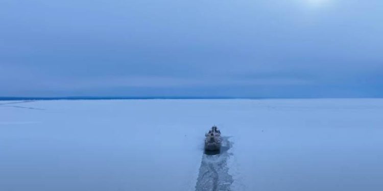 VIDEO Pogledajte kako je led doslovno zarobio ovaj teretni brod: “Posada čeka dolazak ledolomca!”