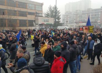 VIDEO Uz buku, zvižduke i sirene iskazuju nezadovoljstvo zbog odluke o minimalnoj plaći