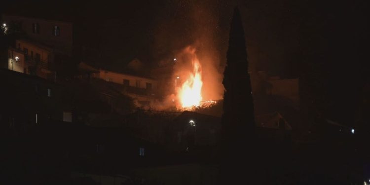 Vatrena stihija u Dalmaciji progutala obiteljsku kuću. Vatrogasci imali problema pri spašavanju