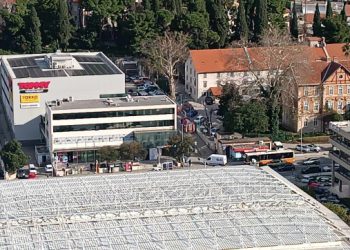 Vatrogasci izašli na intervenciju, dimilo auto na parkingu
