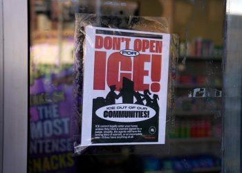 Više od 300 imigranata uhićeno prvog dana ICE-ove racije, kaže Trumpov granični car
