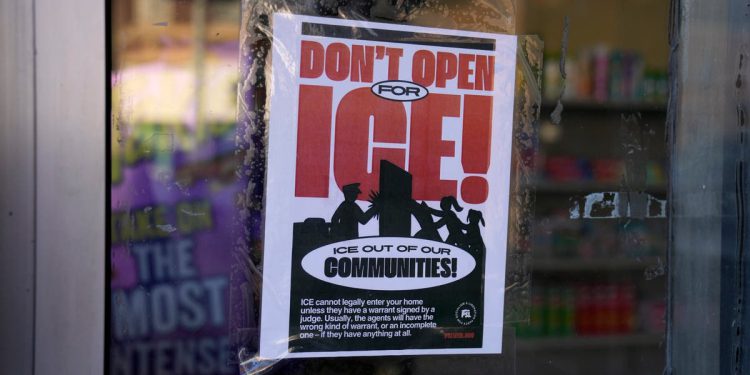 Više od 300 imigranata uhićeno prvog dana ICE-ove racije, kaže Trumpov granični car