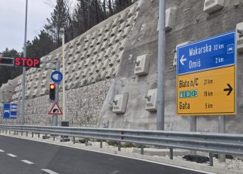 Vjetar stvara probleme na cestama, u prekidu katamaranske i trajektne linije. Zatvorena Omiška obilaznica