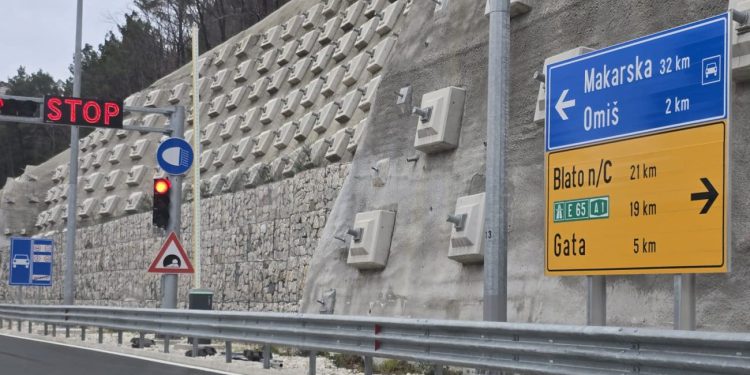 Vjetar stvara probleme na cestama, u prekidu katamaranske i trajektne linije. Zatvorena Omiška obilaznica