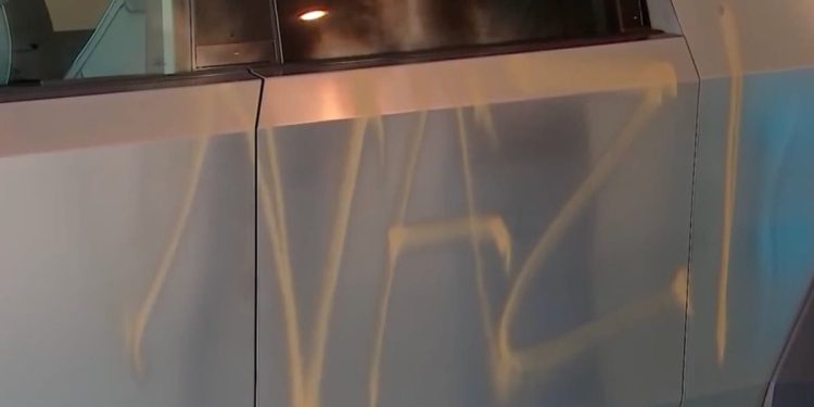 Vlasnik CyberTrucka kaže da su ‘nacistički’ grafiti na vozilu bili namijenjeni Elonu Musku