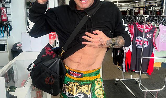 Warwick Capper, 61, pokazuje nevjerojatnu fizičku transformaciju ispred debija boksa protiv borca ​​s tetoviranim licama