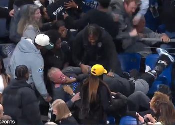 Wild Brawl izbija u gužvi na fakultetskoj košarkaškoj utakmici dok navijači razbijaju redove sjedala